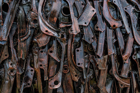 乡村钢图案回收金属从机器部分。 重工业概念