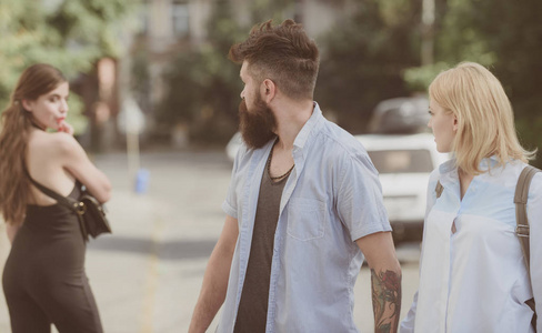 个女人之间做出选择。背叛和不忠。不忠的爱