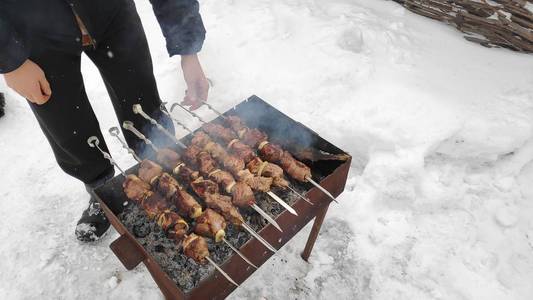 美味的烤肉在火上烤串在冬天烹饪肉