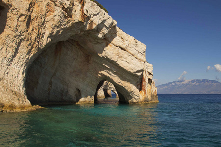 扎金索斯岛上著名的蓝色洞穴景观。希腊
