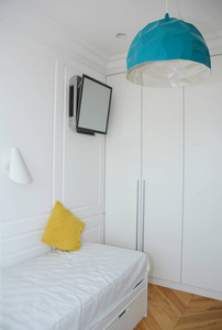舒适的现代化卧室，配有床灯和空调。