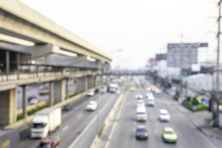 模糊的汽车在道路和天空火车站上行驶。