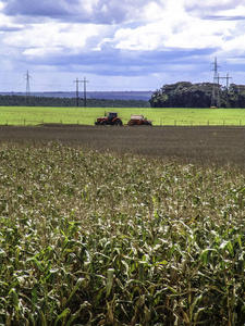 巴西大豆和玉米田播种机拖拉机