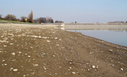 缺水期间发现的大坝底部和堤坝