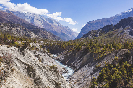 马桑迪河谷。 尼泊尔的喜马拉雅山。 安娜普尔电路跋涉