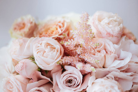 婚礼鲜花，新娘花束特写。由玫瑰牡丹和装饰植物制成的装饰，特写，选择性聚焦，无人，物品