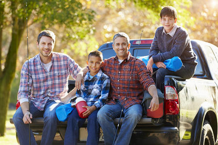 父亲和儿子们坐在卡车上度假