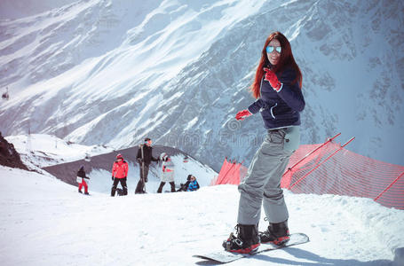 山上的滑雪女孩
