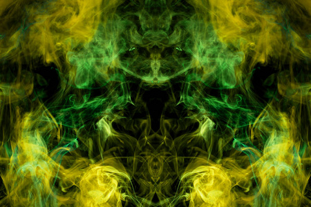绿色和黄色的烟雾，以头骨形式的怪物龙在黑色的孤立背景上。 背景来自蒸汽的烟雾。 酷T衬衫的MOCAP。