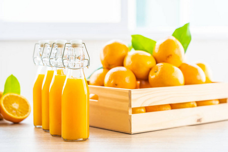 新鲜橙汁在木桌玻璃瓶中饮用健康食品概念