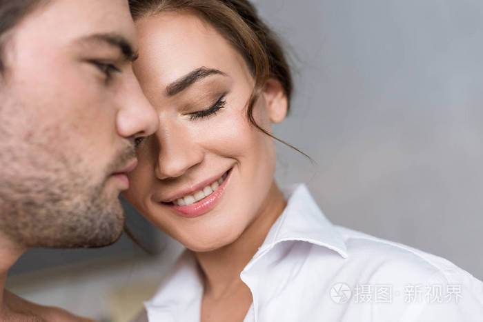 闭上迷人的女人闭着眼睛看着男朋友