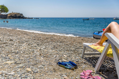 西班牙海滩岸上一个躺在吊床上的女人的腿