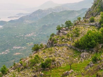 巴尔干黑山的海景。山脉和岛屿