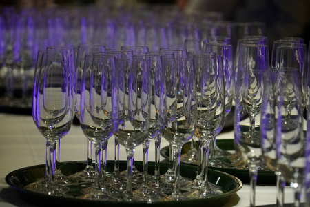 桌子上有许多香槟酒杯
