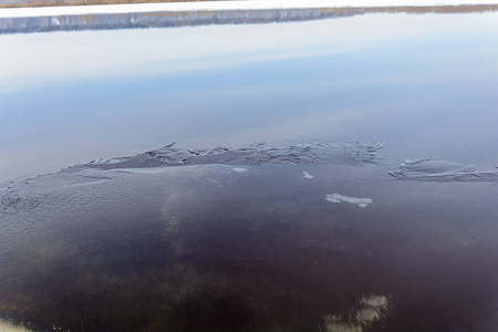 河水表面融化了一层薄薄的冰