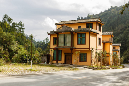 山中道路附近的三层住宅楼