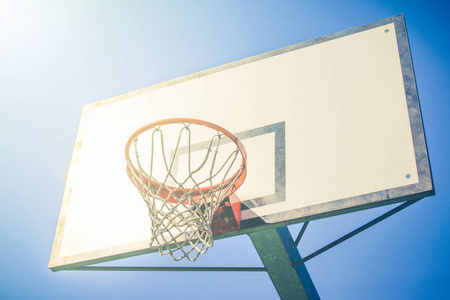 夏季户外篮球篮板健康生活方式夏季户外运动概念