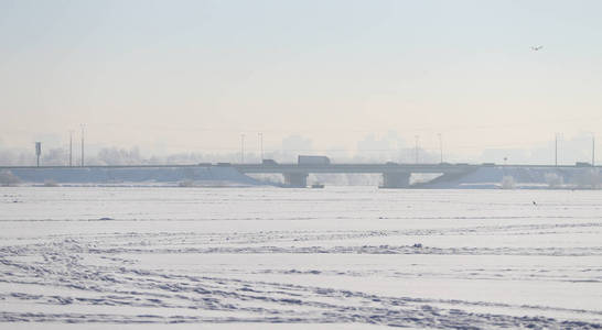 在一个美丽的霜冻的日子里，车上的桥景