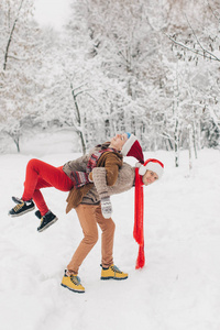 一对相爱的夫妇躺在雪地里笑着享受