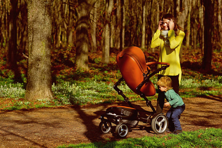 母亲和孩子的概念。母亲和孩子在春天公园散步。没有人能像妈妈那样成为最好的朋友