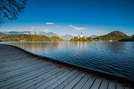 秋天在斯洛文尼亚著名的流血湖上的浪漫景色。