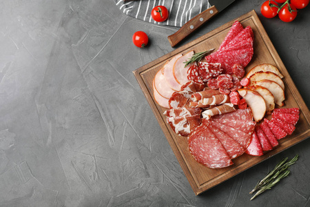 不同肉片产品的切割板平放在桌子上。 文本空间