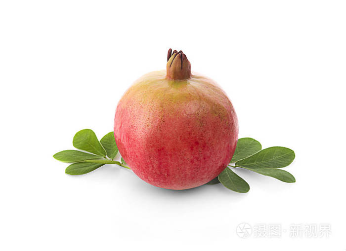 白色背景下分离的成熟石榴果实