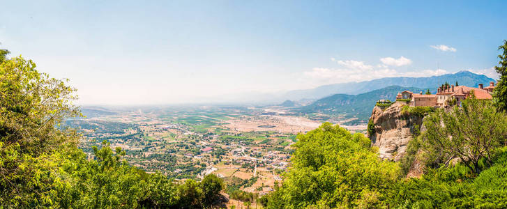 希腊2013年6月16日风景优美的流星景观岩层与圣斯蒂芬修女院在悬崖和卡拉巴卡镇就在山上。