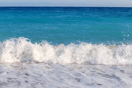 波浪在海岸上打架。 地中海上的冲浪。 土耳其海岸美丽的海洋景观