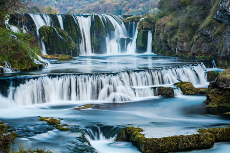 波斯尼亚乌纳国家公园的斯布基布克瀑布。