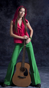 一个年轻女孩弹吉他，唱着滑稽的摇滚和悲伤的浪漫