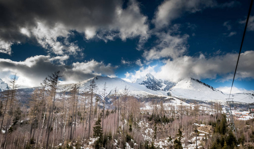 塔特拉山冬季景观的洛米奇斯蒂特山