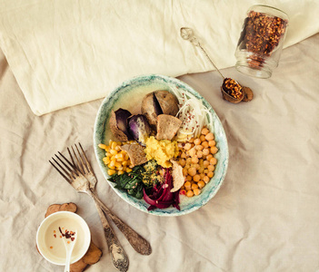 佛陀碗食谱与烤菠菜，红薯，玉米，甜菜，鹰嘴豆和生蔬菜。