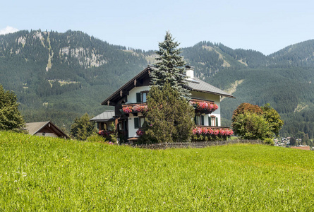 戈索村和它的木屋在奥地利阿尔卑斯山在一个阳光明媚的日子。
