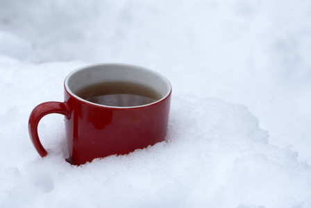 带茶的红杯在雪冬早晨复制空间