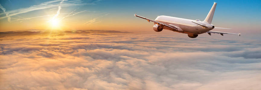 商用飞机客机在戏剧性的云层上飞行