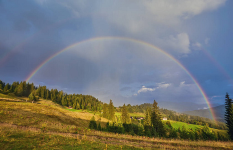 山谷雨后彩虹和阳光。