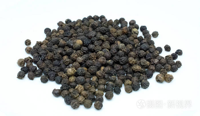 白色背景上的胡椒种子