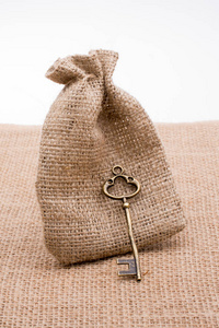复古风格的金色钥匙旁边的一个袋子