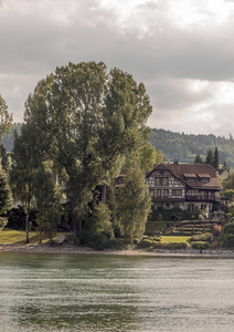 有树的湖在瑞士的斯坦因和莱茵在阴天。