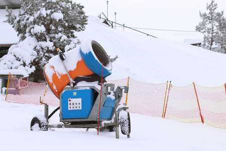 冬季制作人工雪的雪炮矗立在滑雪坡上。 为体育赛事准备积雪。 刮喷和自然水结晶技术