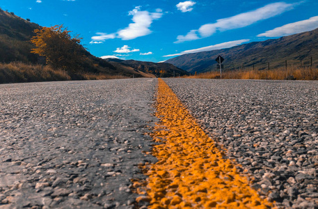 新西兰空旷的道路和风景，低角度视野