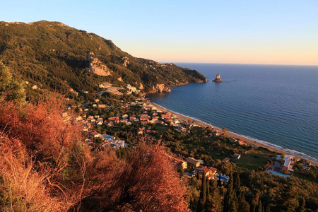 科孚岛景观Agios Gordios日落在希腊。 爱奥尼亚海夏景。