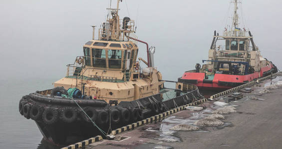 海港的码头有两艘拖船。 乌克兰敖德萨港