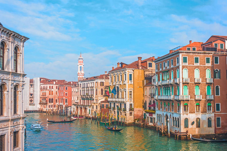 威尼斯街道运河的风景，旧房子的彩色立面