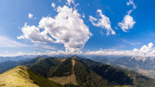 美丽的山脉全景在意大利阿尔卑斯山与蓝天和云彩。