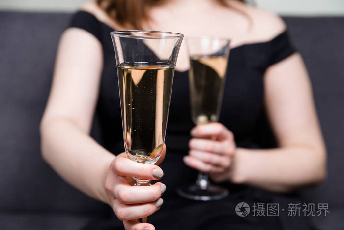 照片 浪漫约会香槟酒杯美女拿着两杯香槟酒杯.jpg