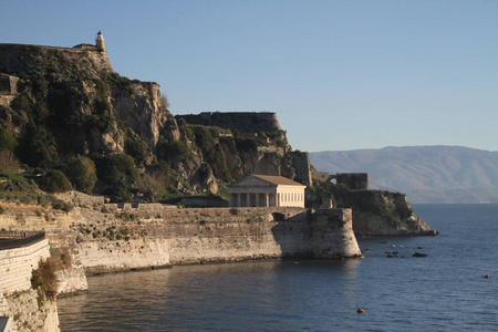 科福的观点Kerkyra。克尔凯拉希腊科孚岛首府。PanagiaVlacherna和Corfu附近的Pontikoniss