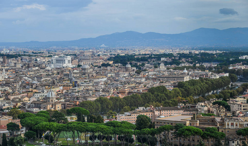 从圣彼得大教堂顶部俯瞰梵蒂冈城的建筑和古城景观。