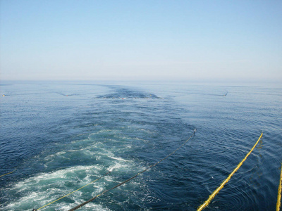 工业油气研究船在蓝色海洋表面的地震电缆, 地震海底调查